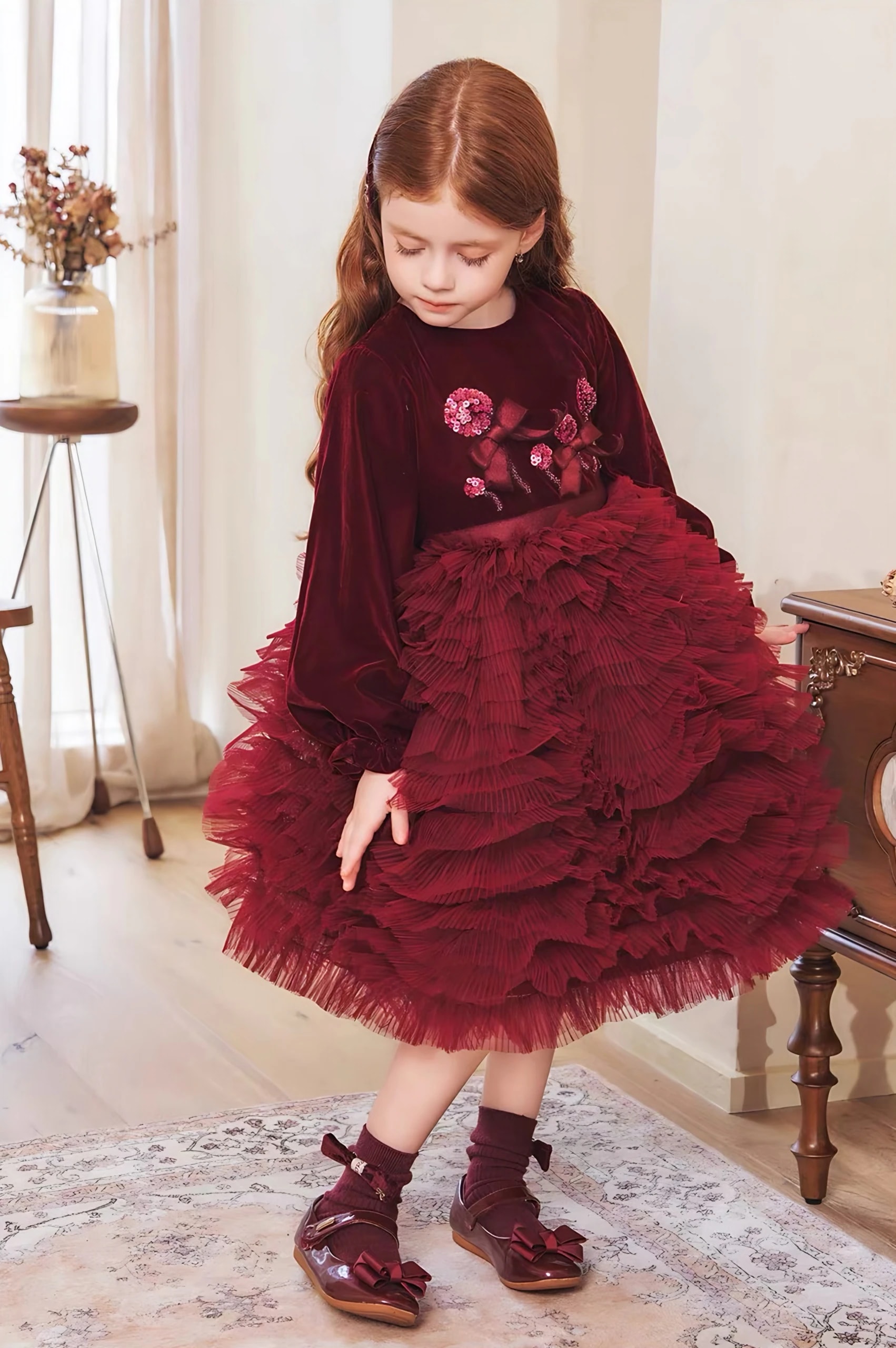 Eleonore Dress burgundy dengan atasan seperti beludru dan rok tulle berlapis, baju Natal anak.