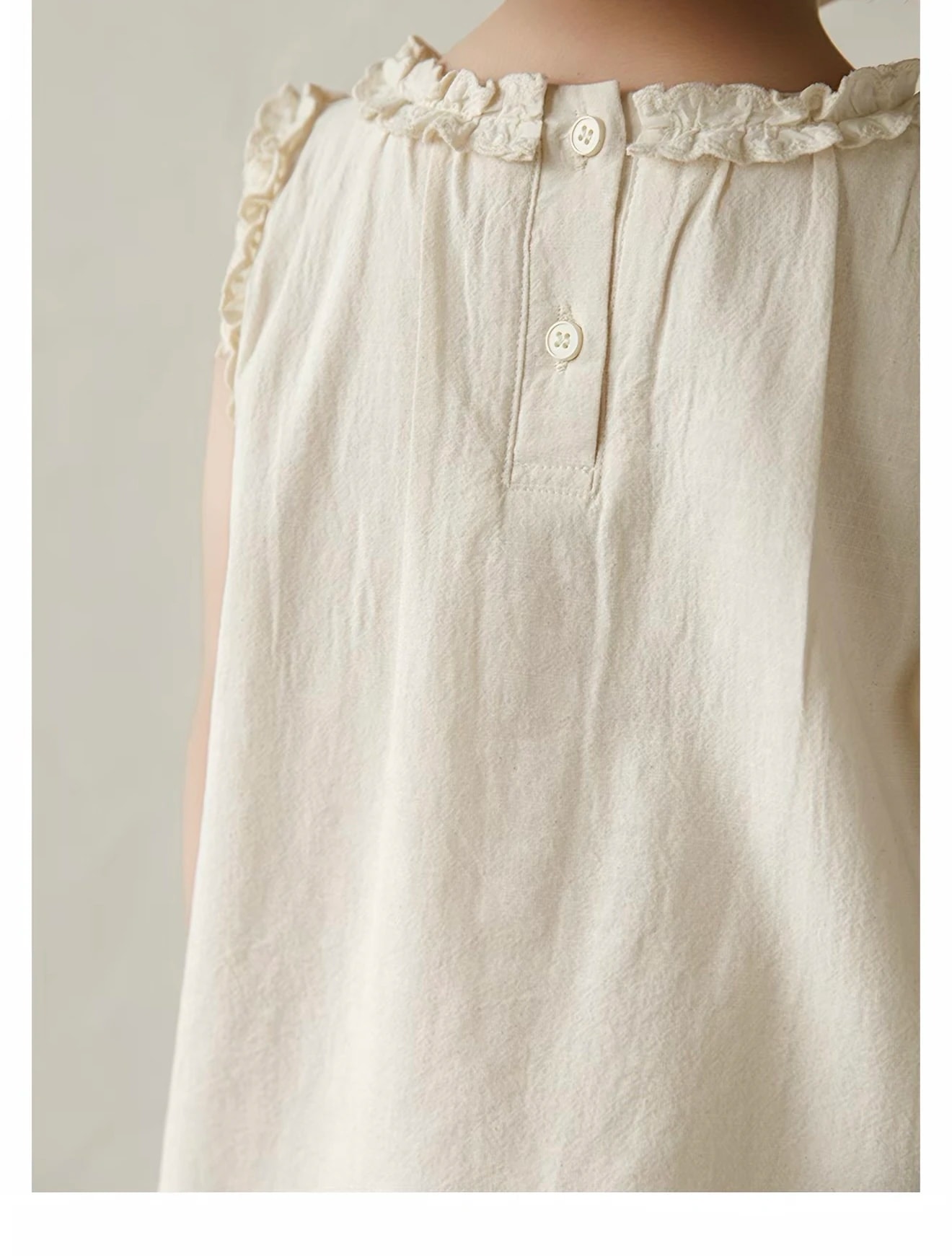 Detail bagian belakang atasan Florielle Set: belahan dengan dua kancing dan kerah rimpel.