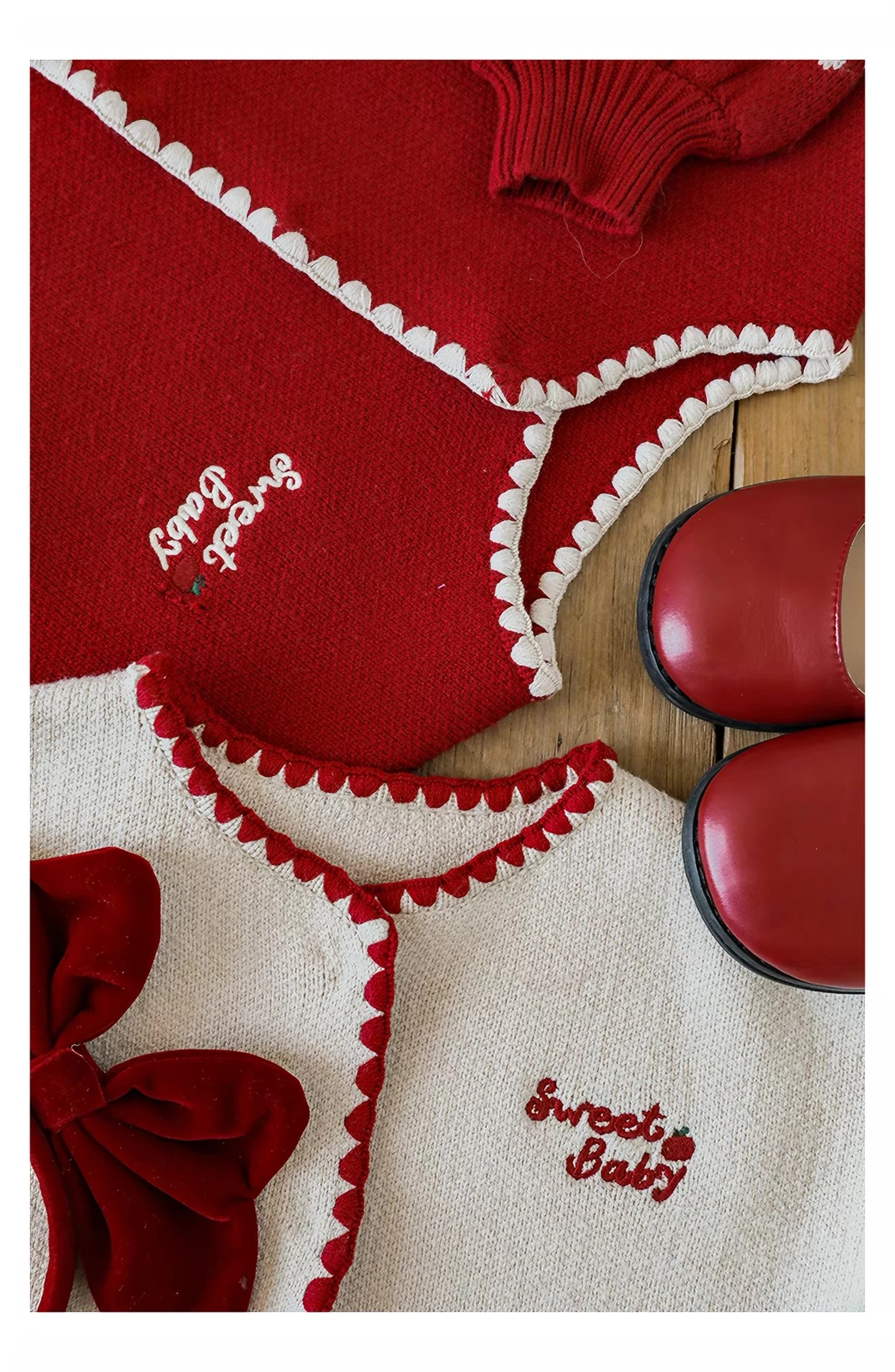 Detail flat lay Pomme Cardigan merah dan gading, terlihat tepi bergelombang di kerah dan bagian depan.