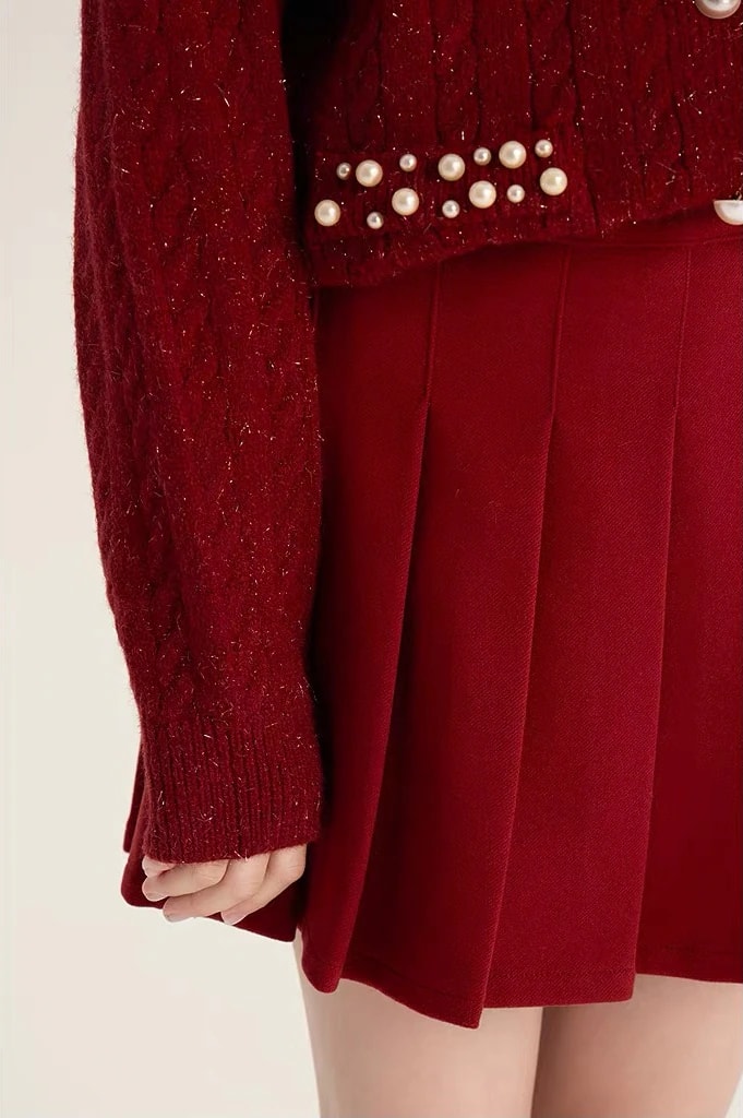 Detail bagian bawah Vivienne Cardigan dengan hiasan mutiara dan ujung lengan rib pada lengan rajut kepang.