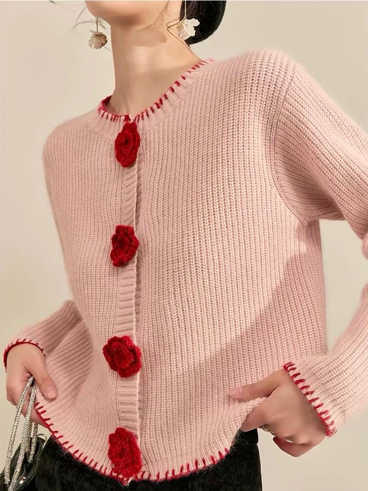 Rosette Cardigan pink lembut dengan mawar rajut merah dan jahitan tepi merah, rajutan hangat untuk Natal.