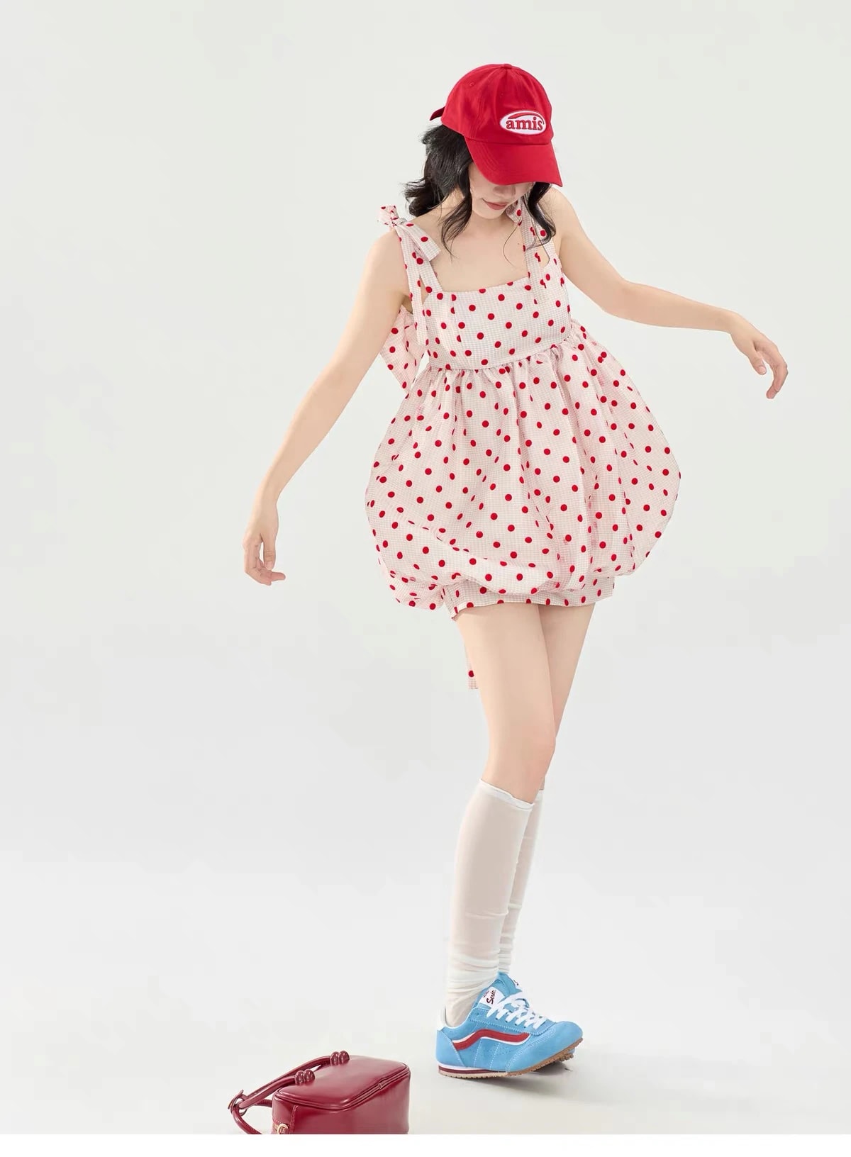 Melangkah memakai Josette Dress, terlihat rok balon yang mengembang dan ekor pita di belakang.