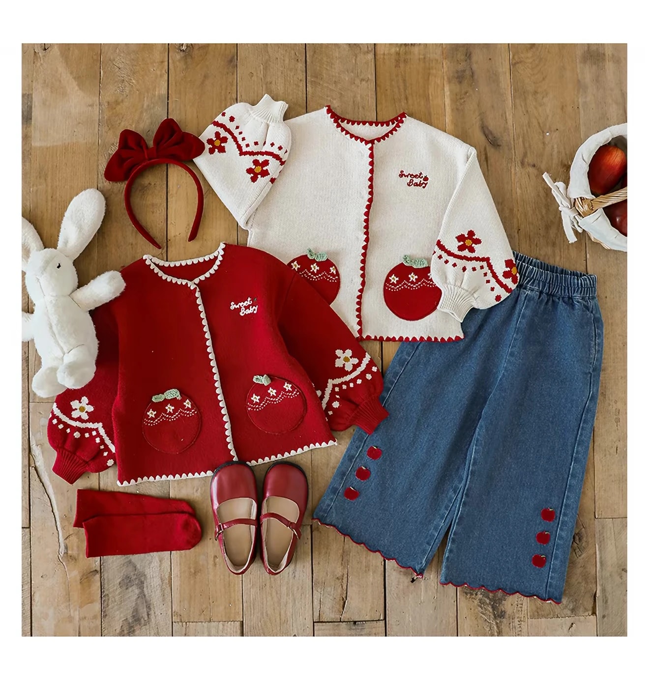 Flat lay Pomme Cardigan merah dan gading dengan saku apel berdaun rajut dan lengan bermotif bunga, dipadukan jeans dan bando pita.