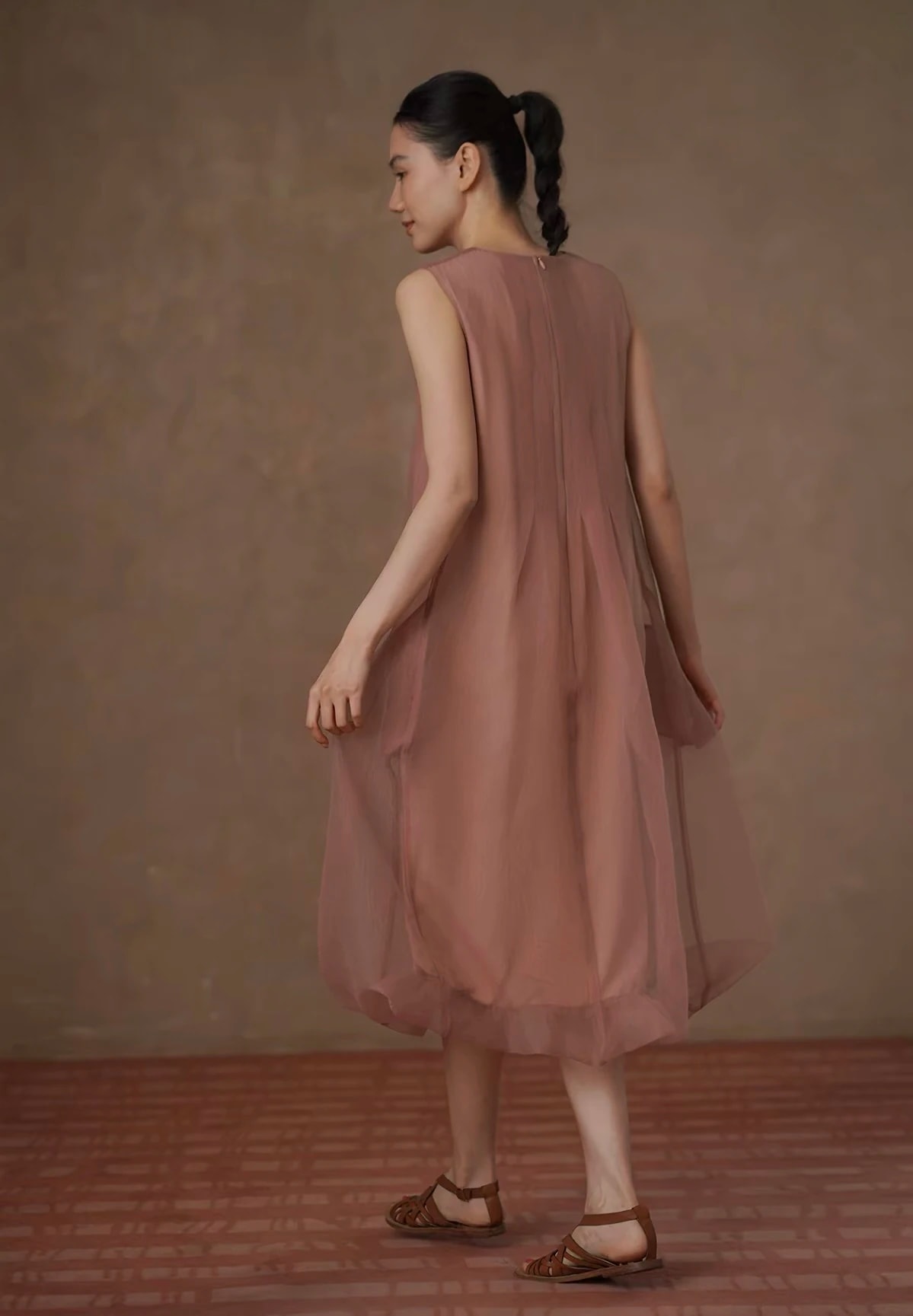 Tampak belakang Solene Dress, terlihat kerah belakang, lipatan lembut, dan bagian bawah balon yang membulat.