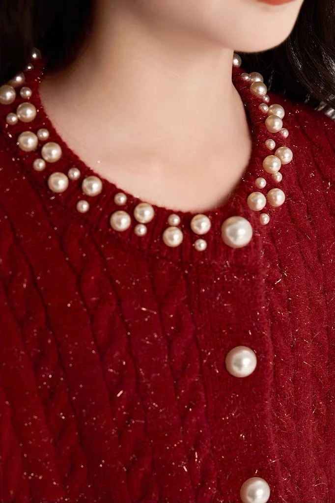 Detail kerah Vivienne Cardigan yang dihiasi mutiara berbagai ukuran, dengan kancing mutiara di bawahnya.