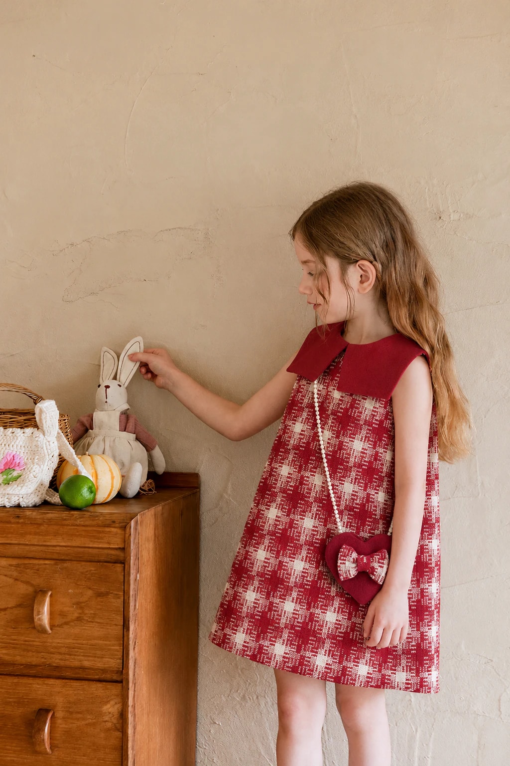 Delphine Dress tweed burgundy dengan kerah besar dan tas mini hati, baju Natal anak.
