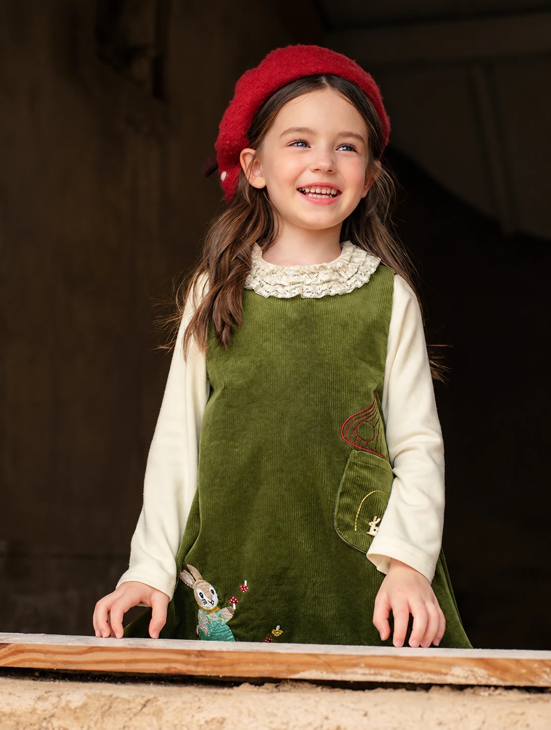 Madeleine Dress corduroy hijau zaitun dengan bordir kelinci dan blus berenda, baju Natal anak.
