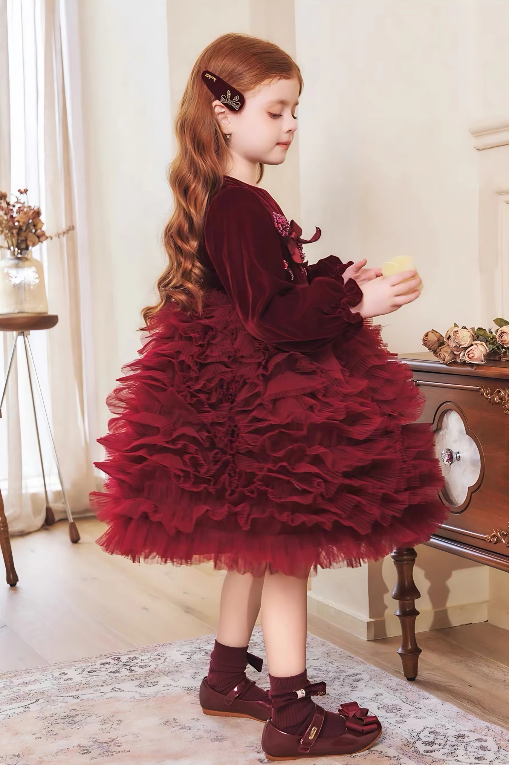 Tampak samping Eleonore Dress, terlihat rok tulle berlapis yang mengembang dari pinggang.