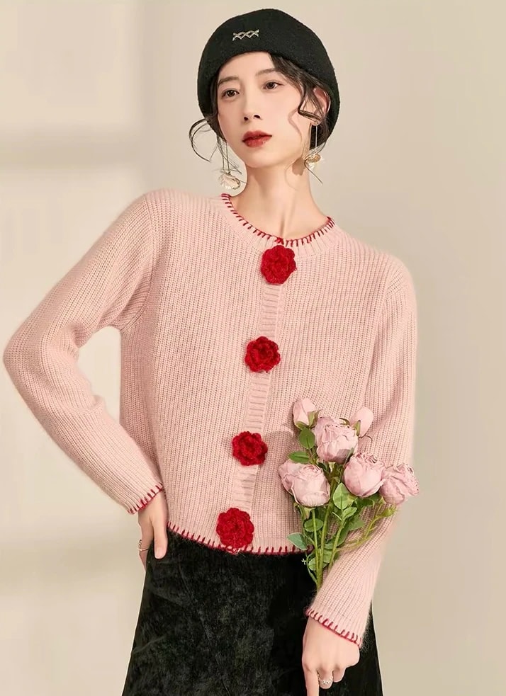 Tampak depan Rosette Cardigan longgar dengan empat mawar rajut merah di bagian depan.