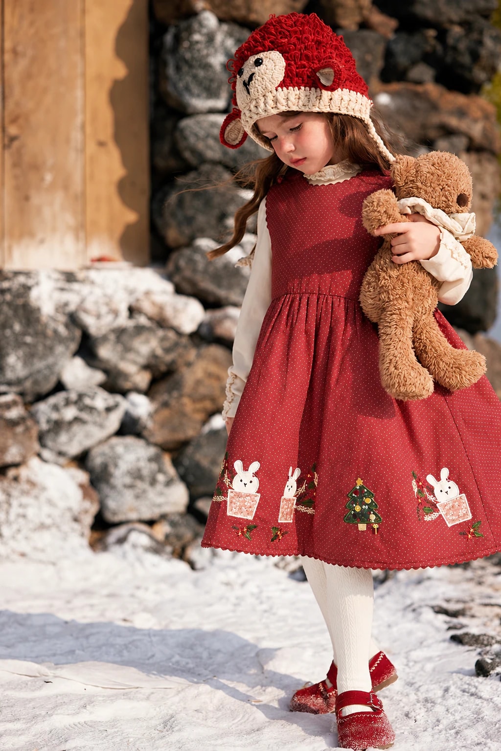 Berjalan di salju memakai Marceline Dress, terlihat rok berkerut serta motif kelinci dan pohon Natal di bagian bawah.