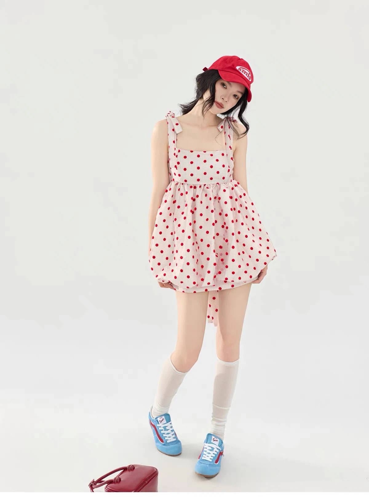 Tampak depan penuh Josette Dress dengan tali bahu ikat, topi merah, dan kaus kaki putih selutut.