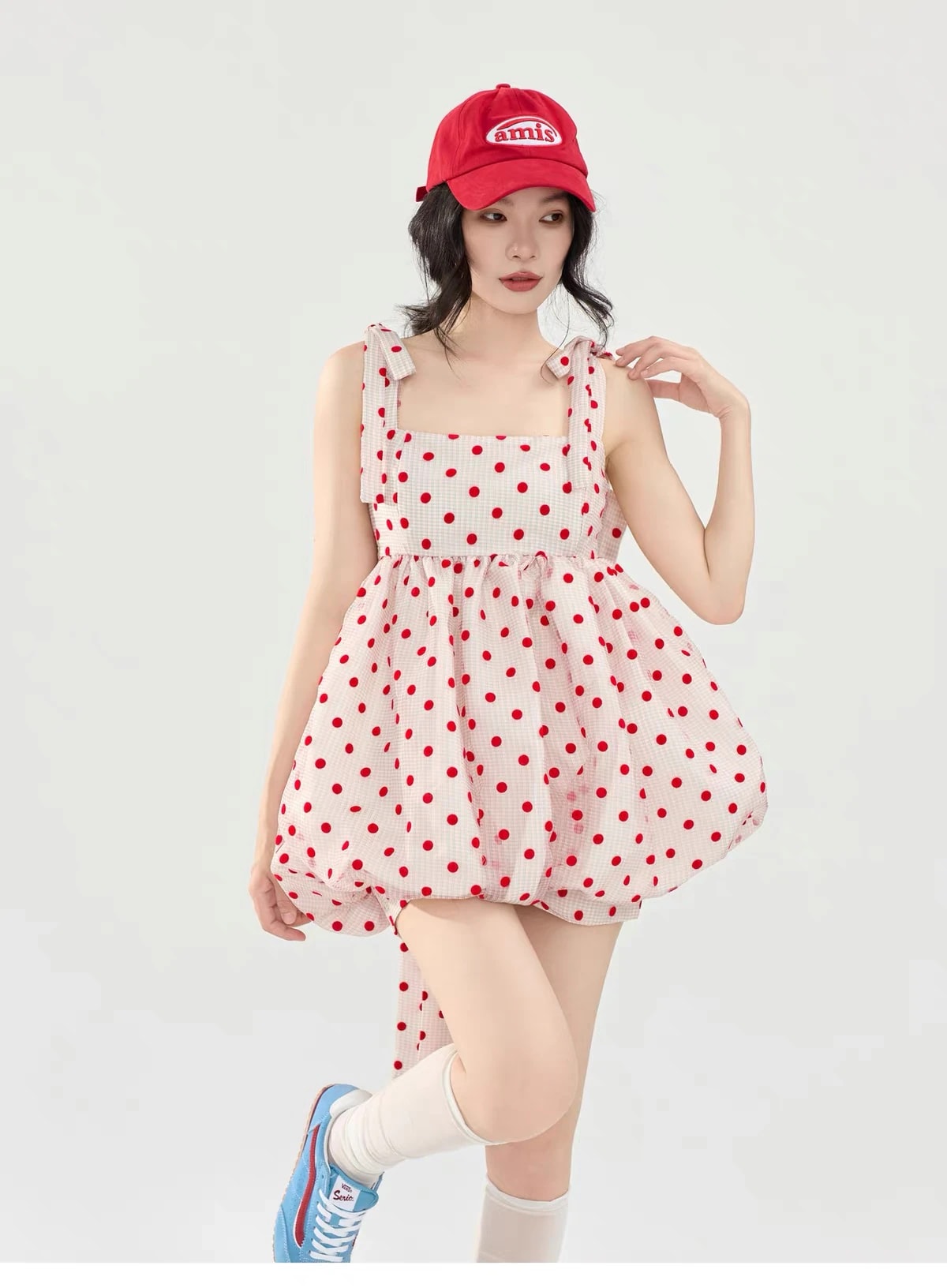 Tampak lebih dekat Josette Dress: kerah kotak, tali bahu ikat, dan polkadot merah di atas gingham pink.