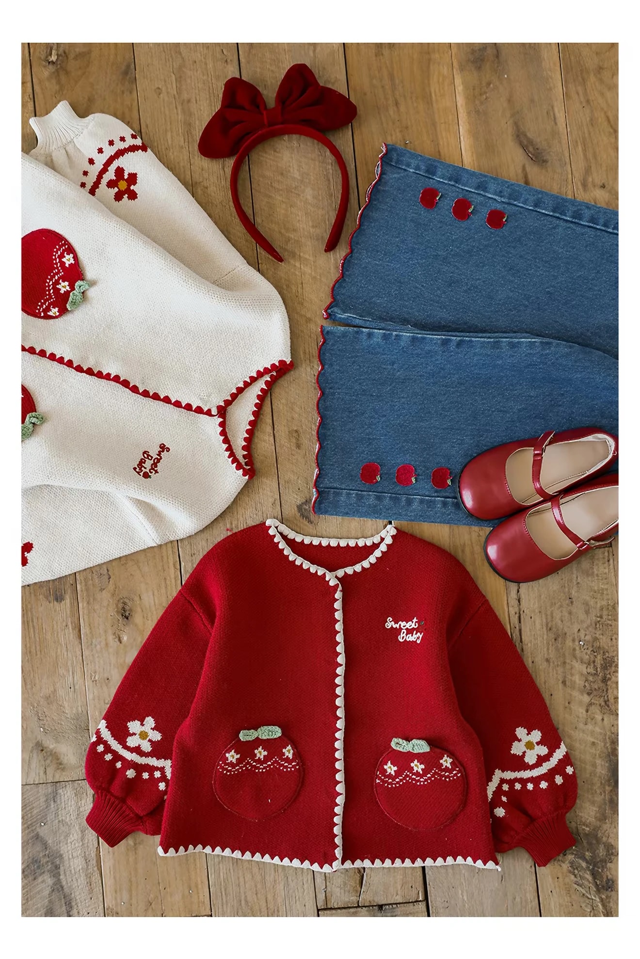 Flat lay Pomme Cardigan merah dengan yang gading di sampingnya, terlihat kerah bulat bertepi bergelombang dan lengan bermotif bunga.