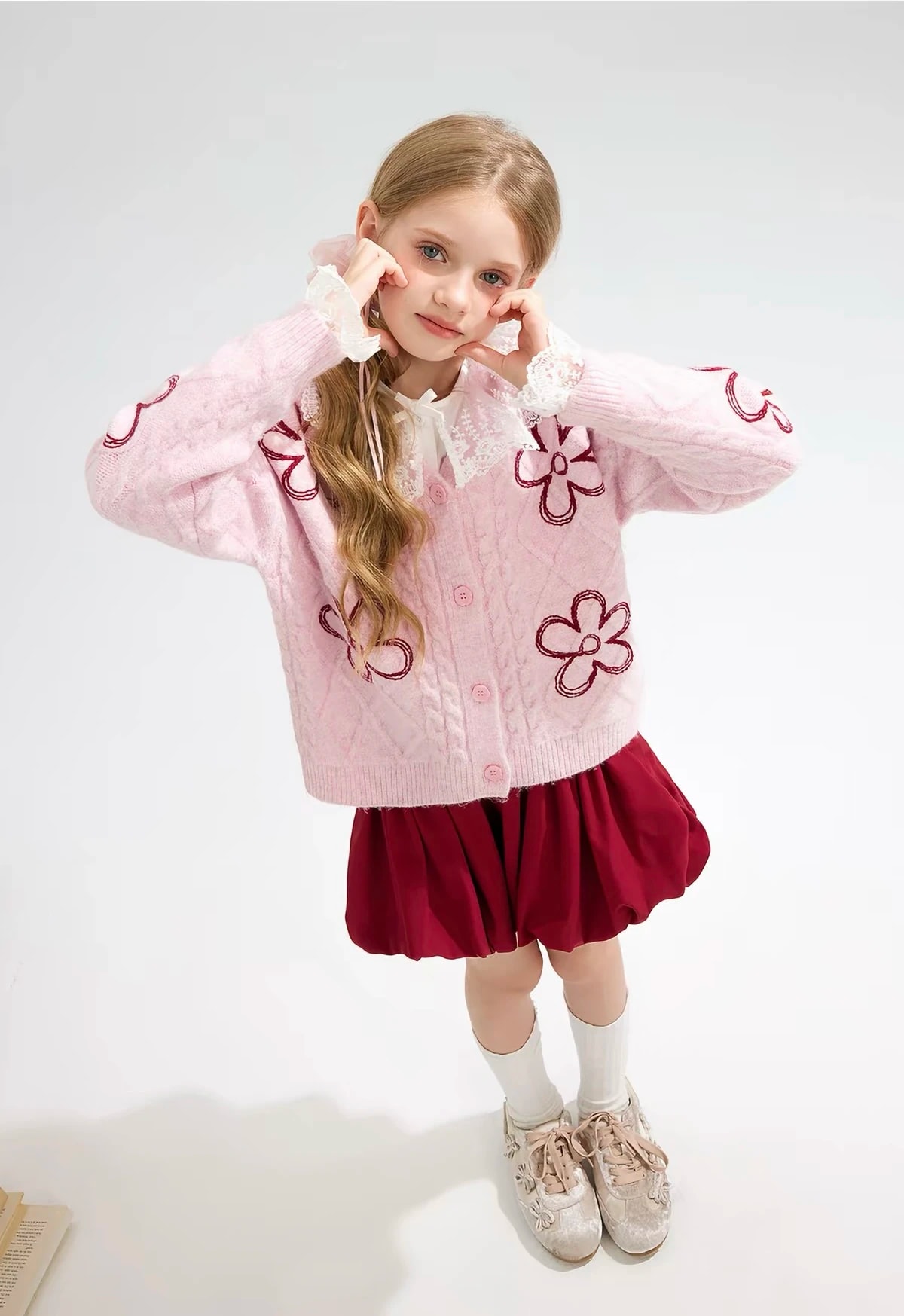 Clemence Cardigan rajut pink lembut dengan bordir bunga burgundy, baju Natal untuk anak dan remaja.