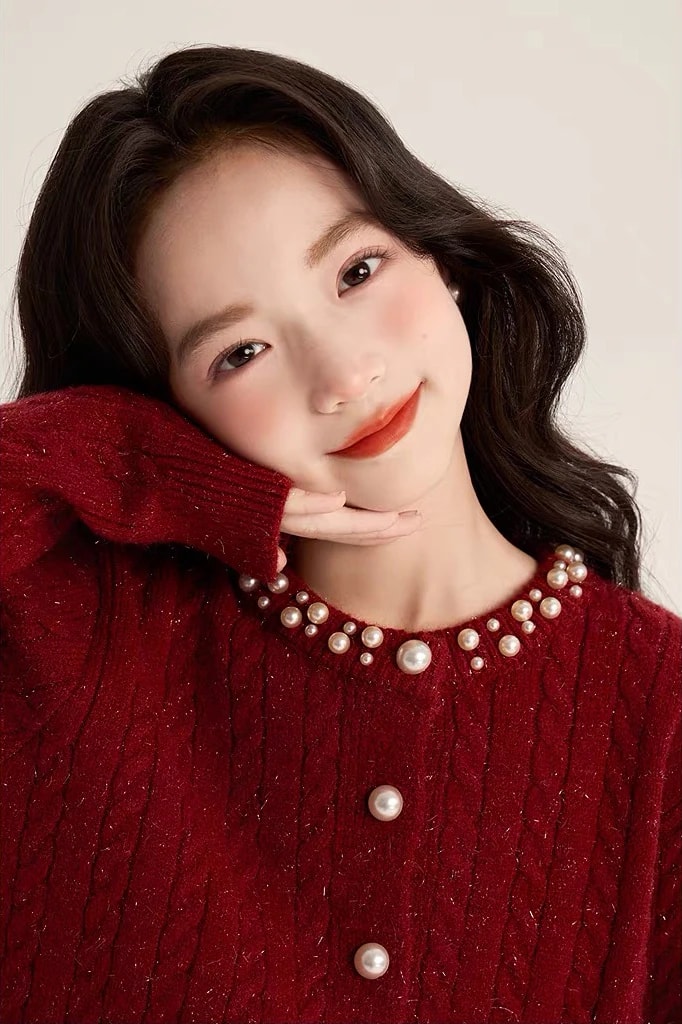 Vivienne Cardigan rajut burgundy berhias mutiara, baju Natal untuk anak dan remaja.