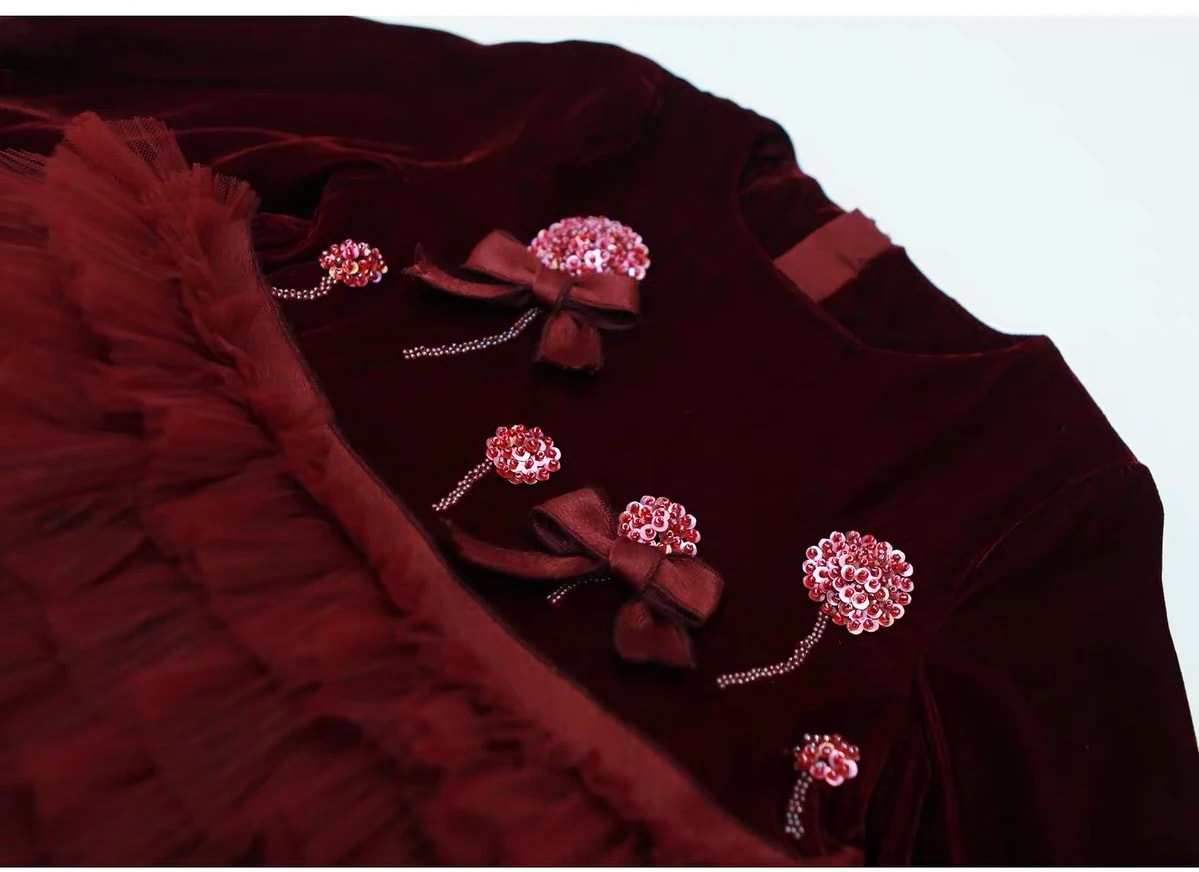 Detail Eleonore Dress yang diletakkan rata, terlihat bunga payet dengan tangkai manik-manik dan tepi rok tulle.